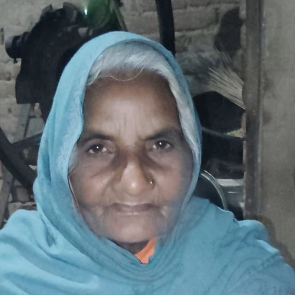 एटा में सड़क हादसे में बुजुर्ग महिला की मौत:नातिन की शादी में शामिल होने जा रही थीं, कार ने बाइक को टक्कर मारी