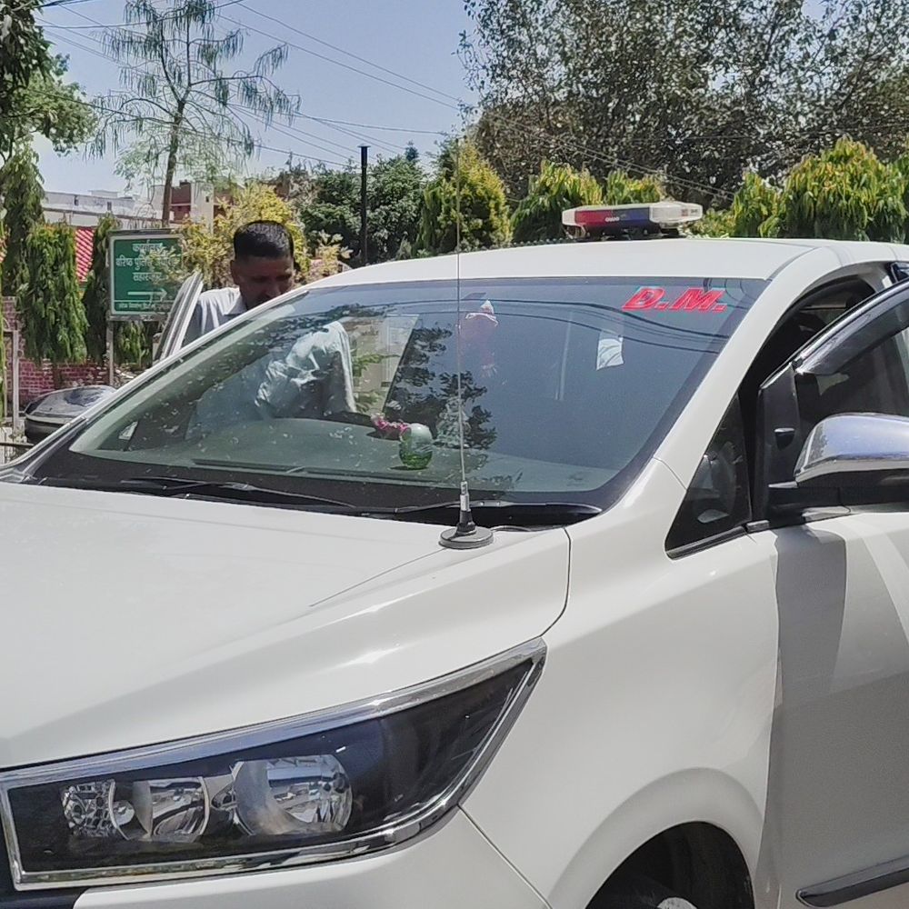 सहारनपुर में नए डीएम अरविंद चौहान का अलग अंदाज:बिना सूचना पहुंचे SSP कार्यालय, चार्ज संभालते ही 30 मिनट की मुलाकात