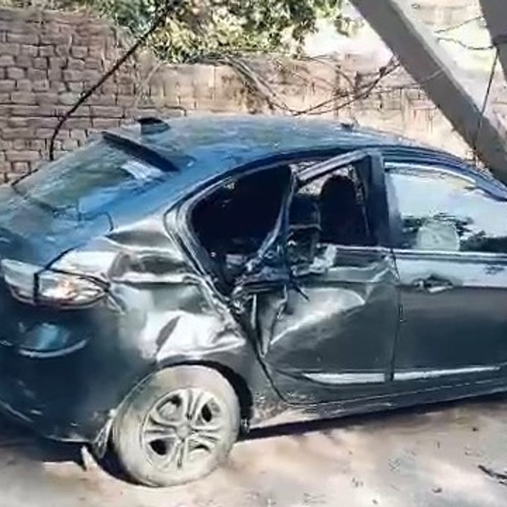 कार की टक्कर से बिजली पोल टूटा, ट्रांसफार्मर गिरा:शमशाबाद में 11 हजार वोल्ट की लाइन को नुकसान, नगर की बिजली गई