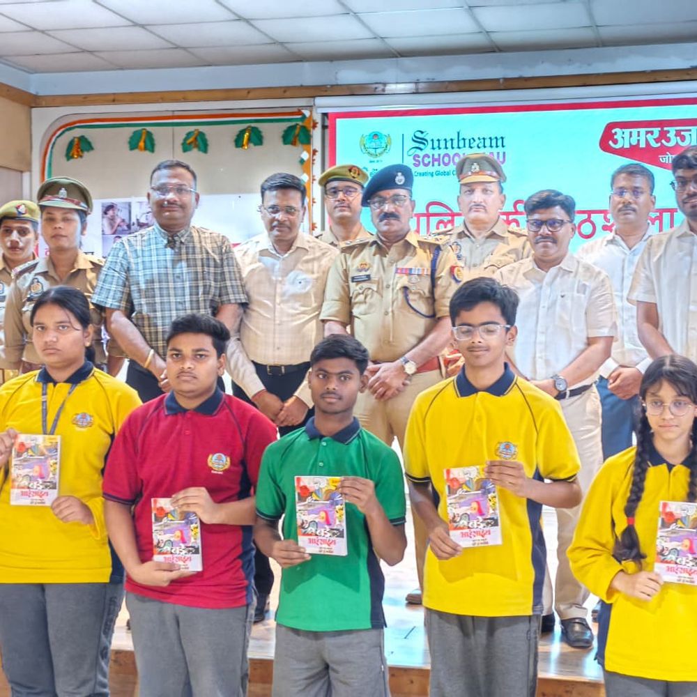 मऊ में 'पुलिस की पाठशाला' कार्यक्रम आयोजित:छात्राओं को आत्मरक्षा और साइबर सुरक्षा के प्रति जागरूक किया