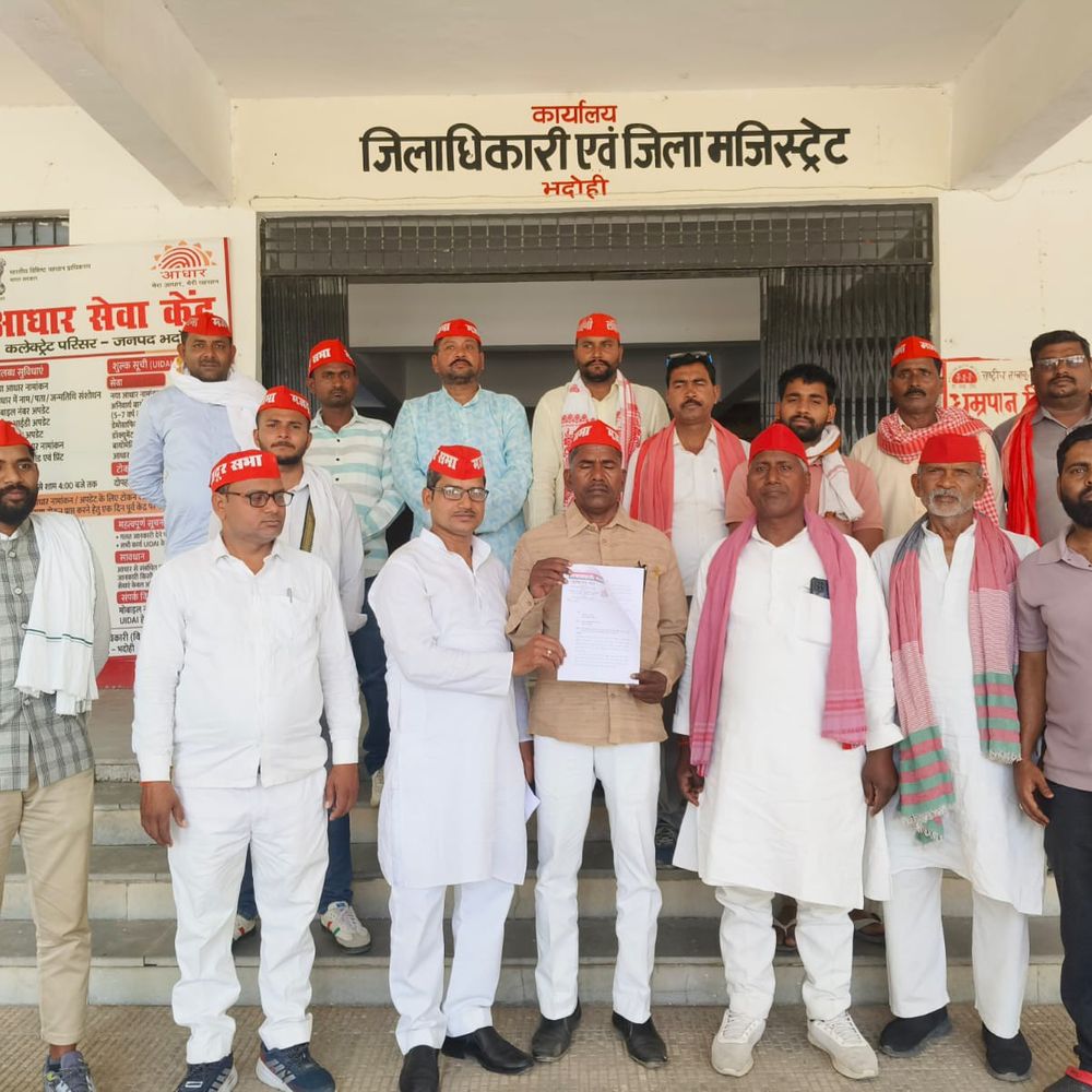 सपा मजदूर सभा ने कलेक्ट्रेट पर किया प्रदर्शन:मजदूरों के शोषण पर राज्यपाल को संबोधित ज्ञापन डीएम को सौंपा