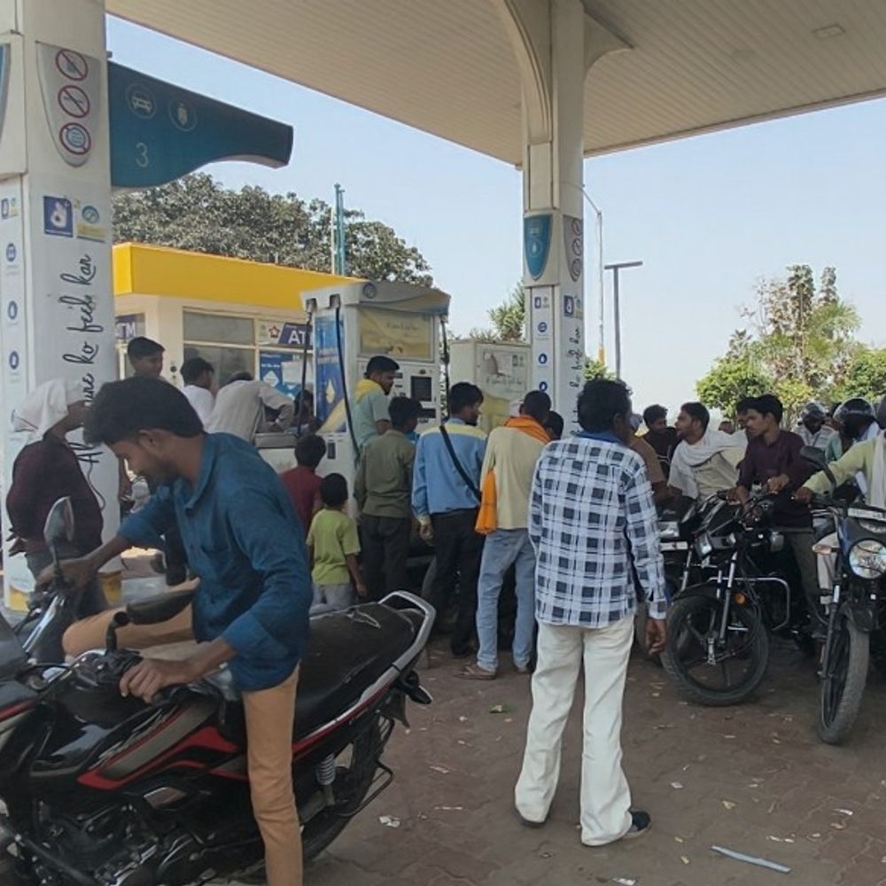 श्रावस्ती में ईंधन संकट, पेट्रोल पंपों पर लगी लंबी कतारें:भीषण गर्मी में किसान और वाहन चालक हो रहे परेशान, कई पंपों पर स्टॉक हुआ खत्म
