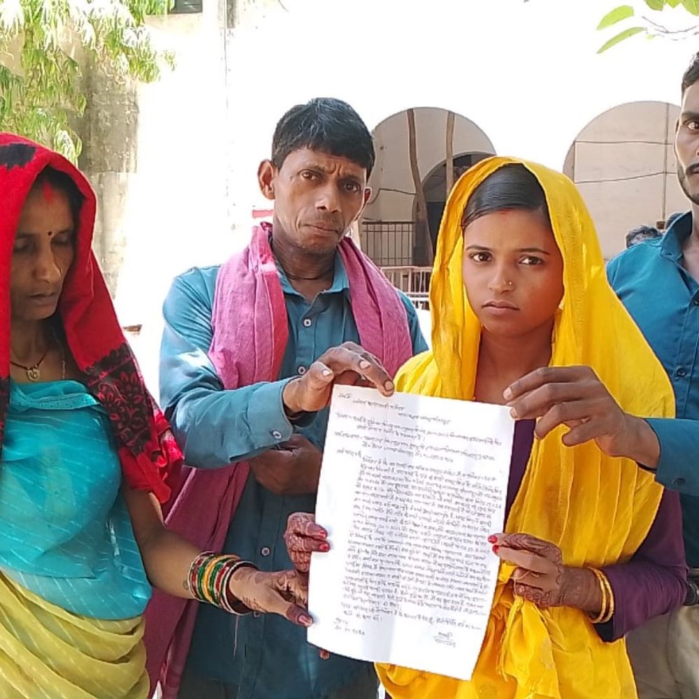 मिर्जापुर में दूल्हा फरार, चौथे भाई से हुई शादी:विदाई रुकी तो नवविवाहिता मां-पिता संग पहुंची एसपी कार्यालय, मदद मांगी