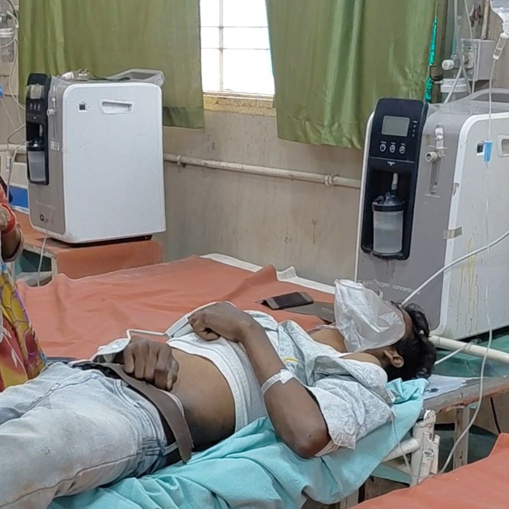 पत्नी से विवाद के बाद युवक ने आत्महत्या का प्रयास:लोहिया अस्पताल से गंभीर हालत में हायर सेंटर रेफर, दिल्ली में रहता है परिवार संग