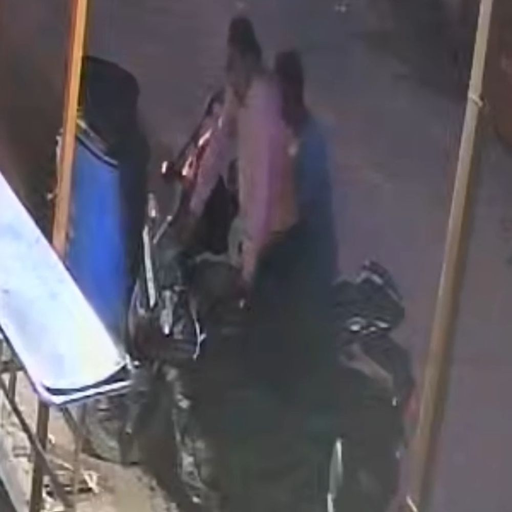 हॉस्पिटल के बाहर खड़ी बाइक कुछ सेकेड में चोरी:पहले रेकी, फिर साथी संग आकर लॉक तोड़ा; CCTV में कैद वारदात