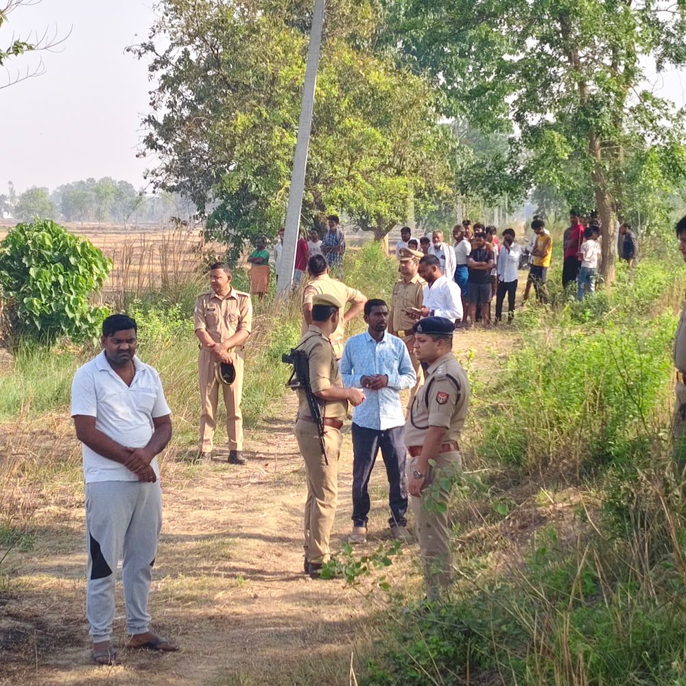 महराजगंज में खेत में मिला महिला का अधजला शव:श्यामदेउरवा में एएसपी-सीओ मौके पर मौजूद, शिनाख्त में जुटी पुलिस टीम