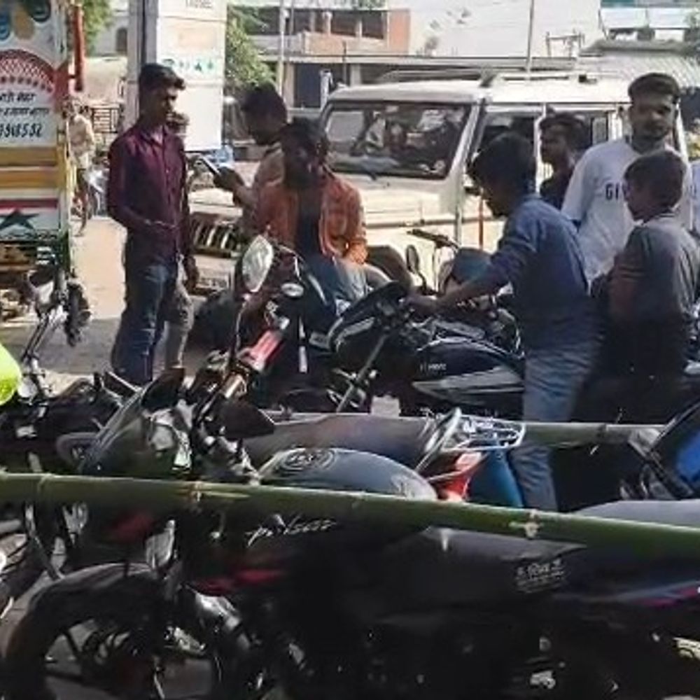 गोंडा में पेट्रोल पंपों पर लोगों की भारी भीड़:बांस की बल्ली लगाकर की गई बैरिकेटिंग, गोंडा-घाघरा पुल बंद होने से बढ़ी परेशानी