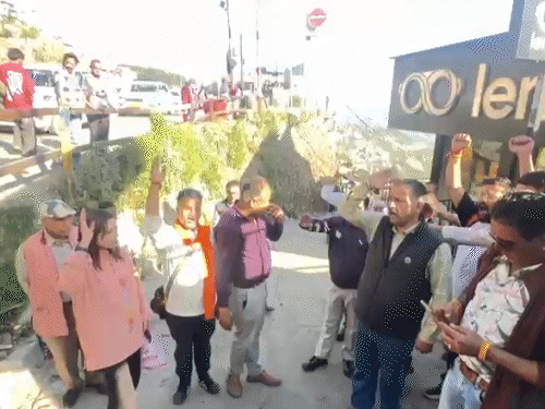 शिमला में लेंसकार्ट विवाद में हिंदू संघर्ष समिति का प्रदर्शन:  स्टोर के भीतर हनुमान चालीसा का पाठ पढ़ा; कर्मचारियों को राखी बांध लगाया तिलक – Shimla News