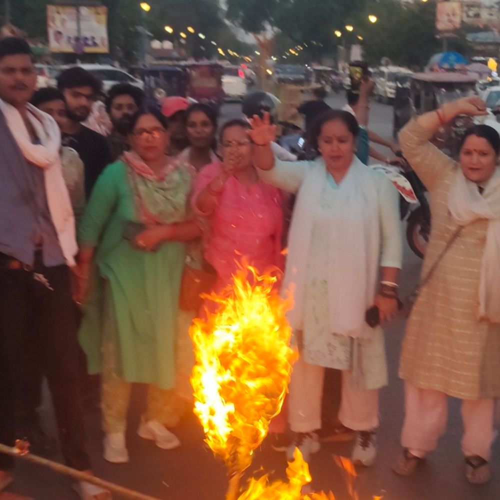 प्रयागराज में भाजपा महिला मोर्चा का प्रदर्शन:राहुल, अखिलेश, ममता का पुतला फूंका, 33% आरक्षण की मांग