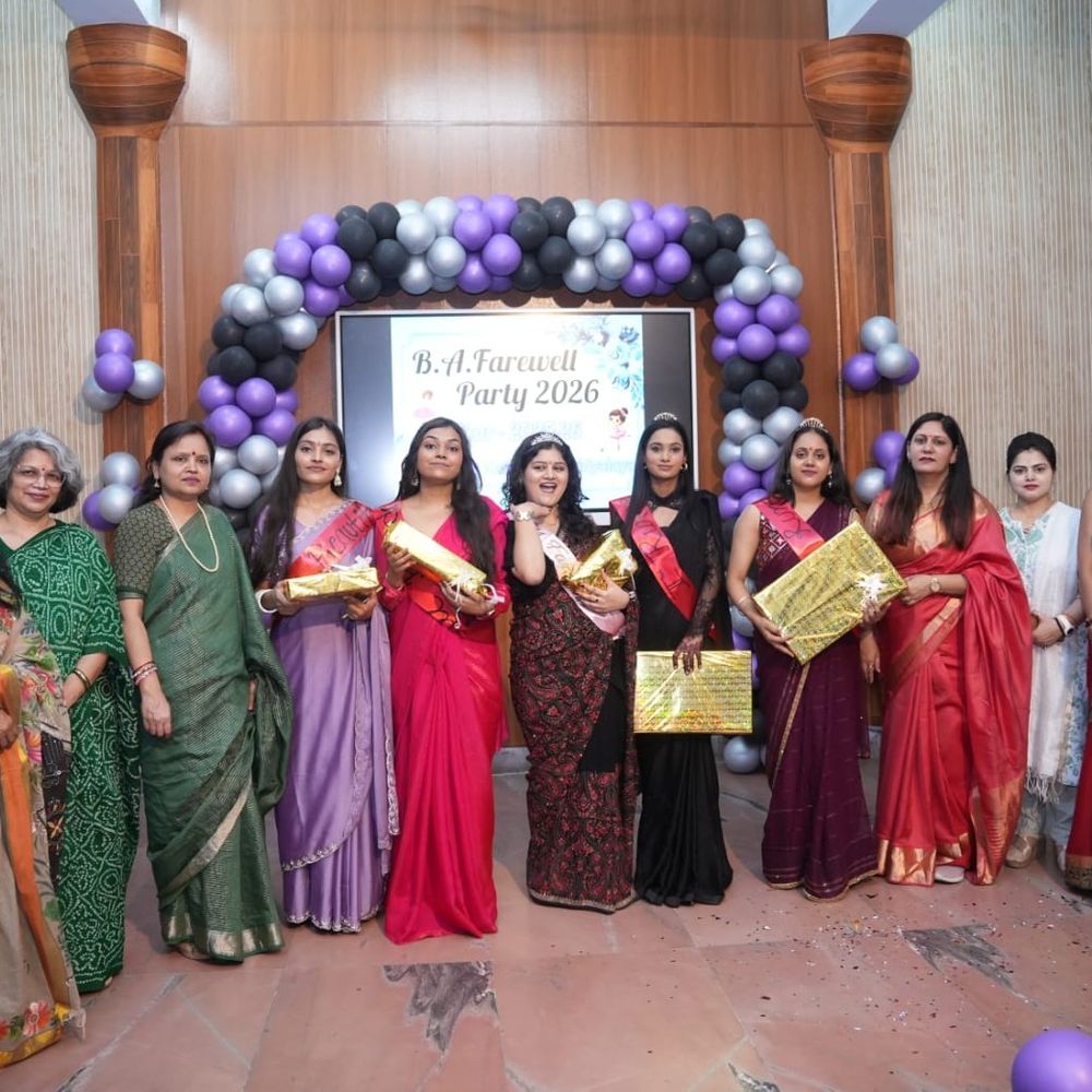 नवयुग कन्या महाविद्यालय में बीए तृतीय वर्ष का विदाई समारोह:छात्राओं ने साझा कीं कॉलेज जीवन की यादें, दिव्यांशी बनीं मिस फेयरवेल