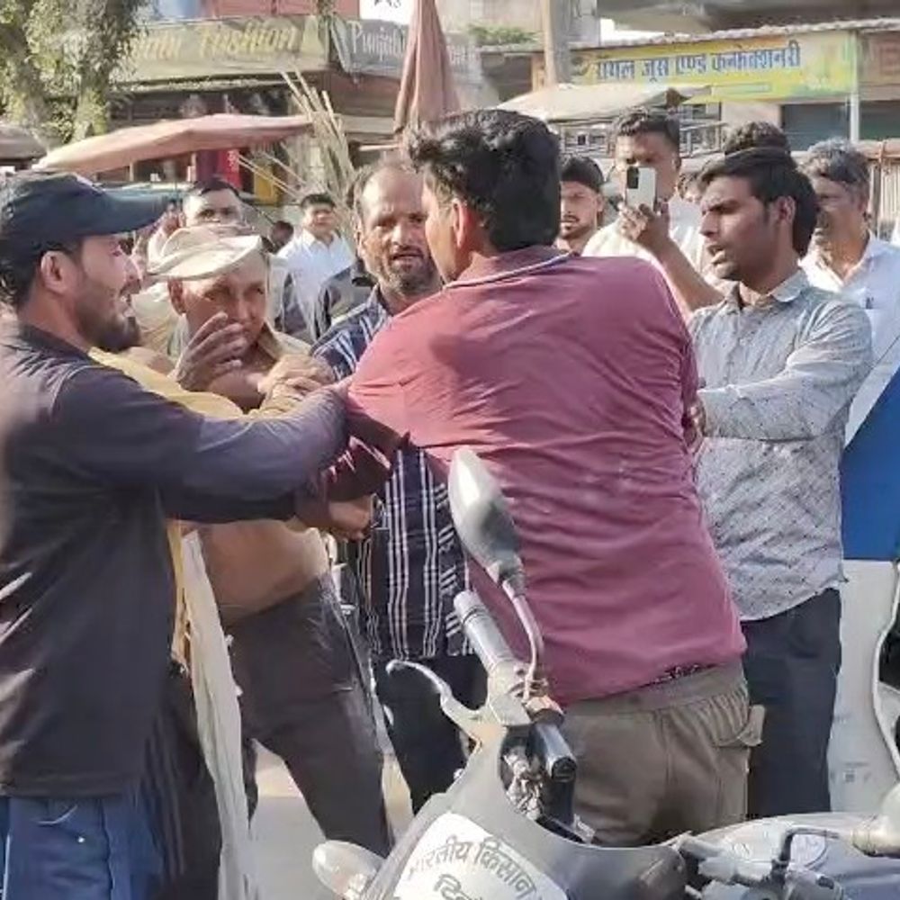 मुजफ्फरनगर में ई-रिक्शा चालक-राहगीरों में मारपीट:पैर पर पहिया चढ़ने से विवाद, पुलिस ने दोनों पक्षों को हिरासत में लिया