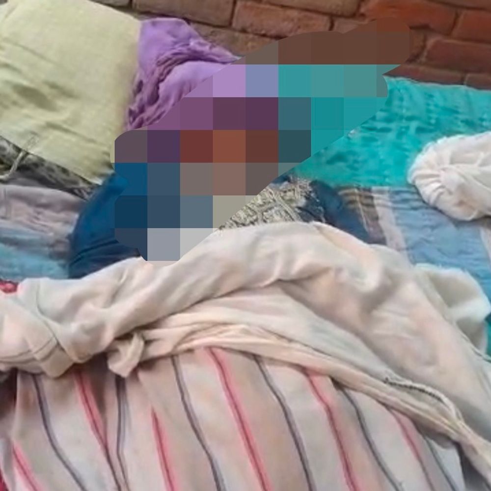 जर्जर लोहे के गेट के नीचे दबकर दादी की मौत:बाराबंकी में पोती को छोड़ने आगनबाड़ी गई थी, निजी घर में संचालन से ग्रामीण नाराज