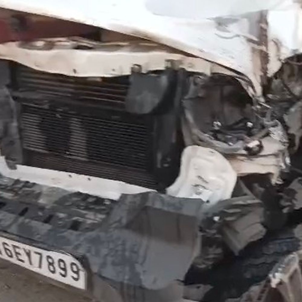 तेज रफ्तार थार बिजली पोल से टकराई, चालक गंभीर घायल:मुजफ्फरनगर में सड़क पर बिखरे तार, वाहन क्षतिग्रस्त