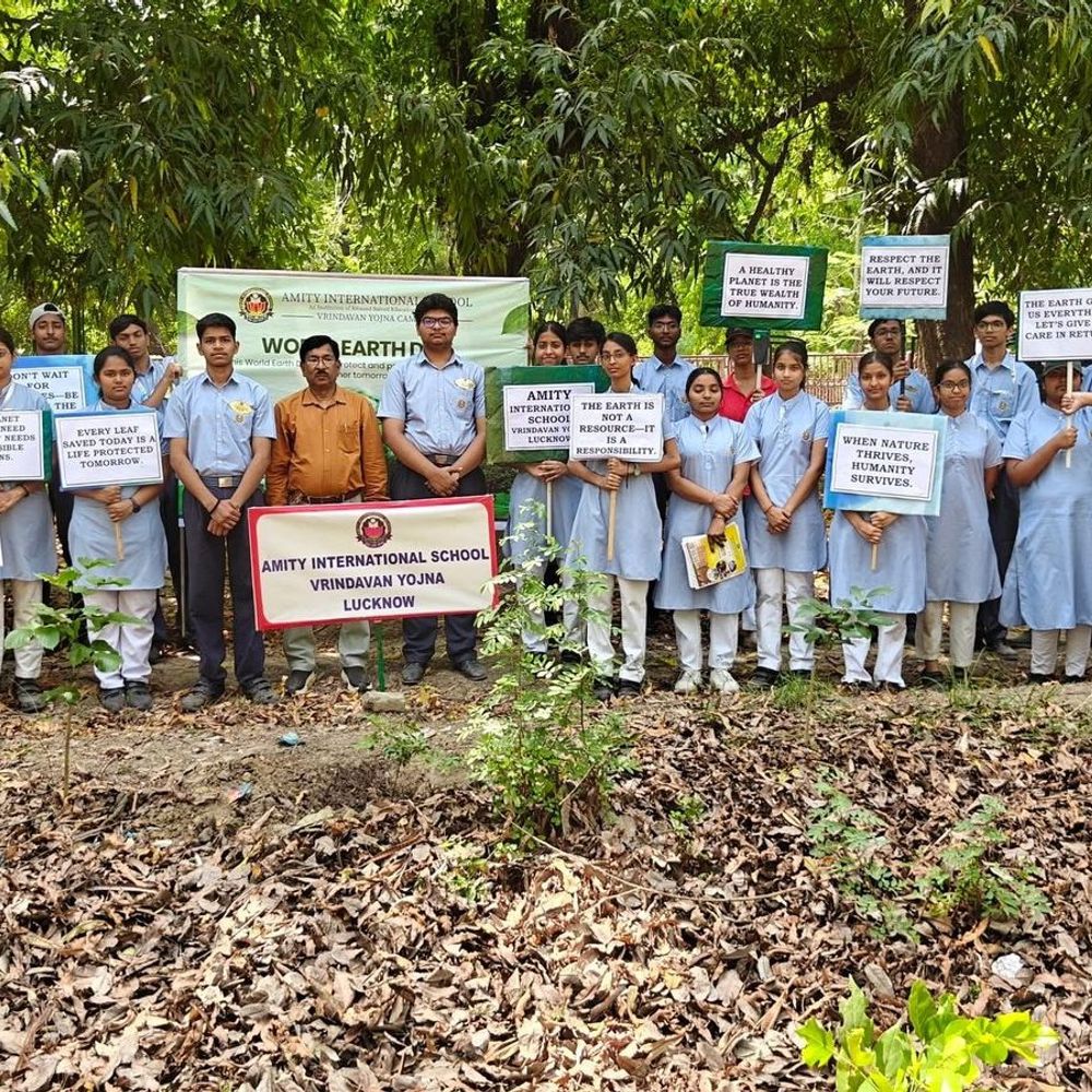 एमिटी स्टूडेंट्स ने SGPGIMS में पौधरोपण किया:विश्व पृथ्वी दिवस पर पर्यावरण संरक्षण का संदेश दिया