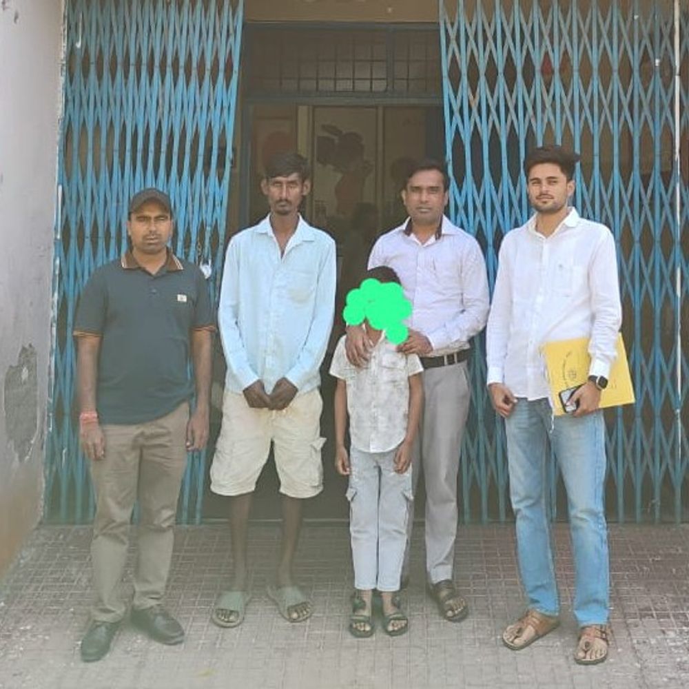 चाइल्ड हेल्पलाइन ने बिछड़े बालक को परिवार से मिलाया:रामपुर टीम ने झारखंड के बच्चे को खोजकर परिजनों को सौंपा