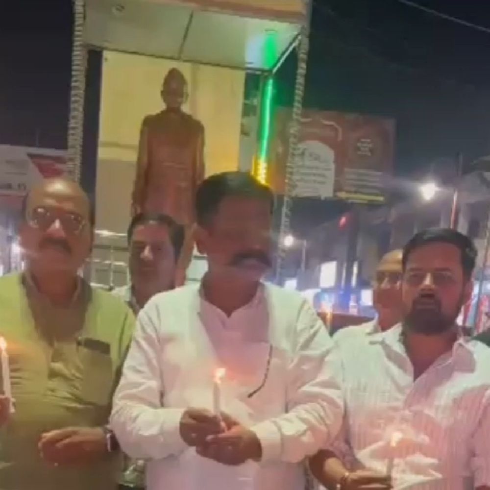 पहलगाम हमले की बरसी पर कांग्रेस ने दी श्रद्धांजलि:देवरिया में कैंडल मार्च निकालकर निर्दोष नागरिकों को किया याद