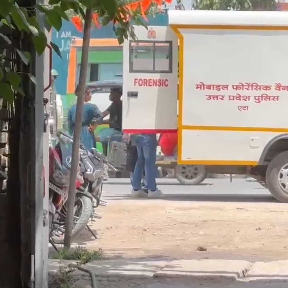 एटा में मशीनरी स्टोर से 3 लाख कैश-बैटरी चोरी:नकाबपोश चोर ने वारदात को दिया अंजाम, CCTV में कैद