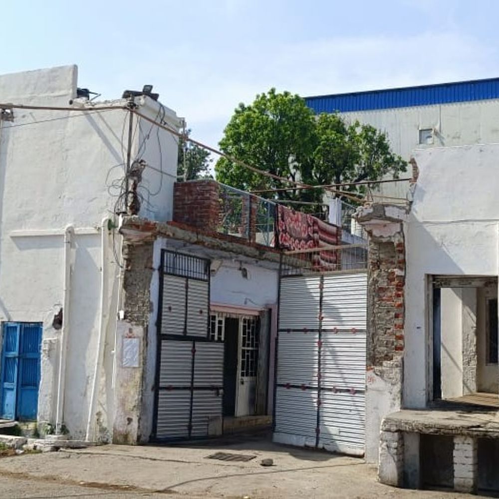 पीलीभीत में अवैध कोल्ड स्टोरेज पर छापेमारी:बिना लाइसेंस संचालित, घनी आबादी में अमोनिया गैस का खतरा