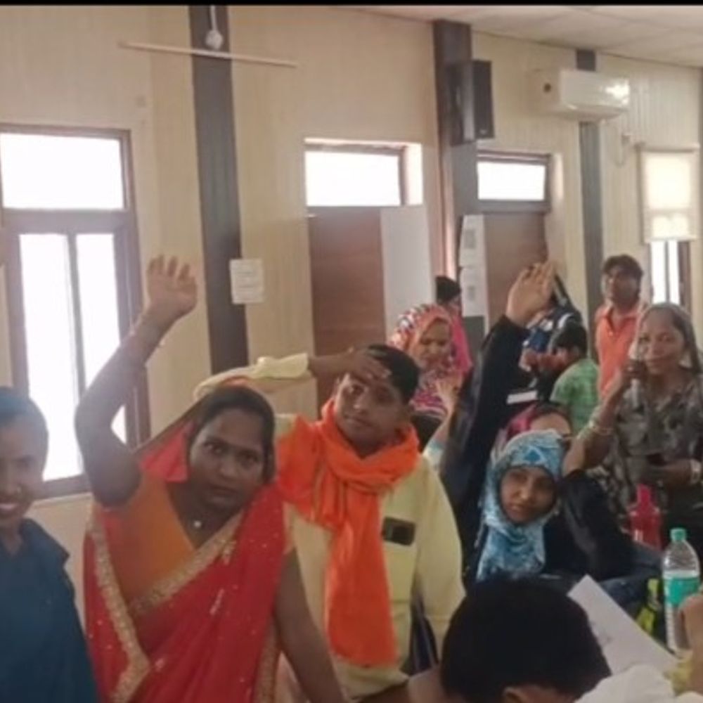 600 जल सखियों को 5 साल से नहीं मिला मानदेय:कौशांबी के सिराथू ब्लॉक में पानी की गुणवत्ता जांचने का कर रही हैं काम