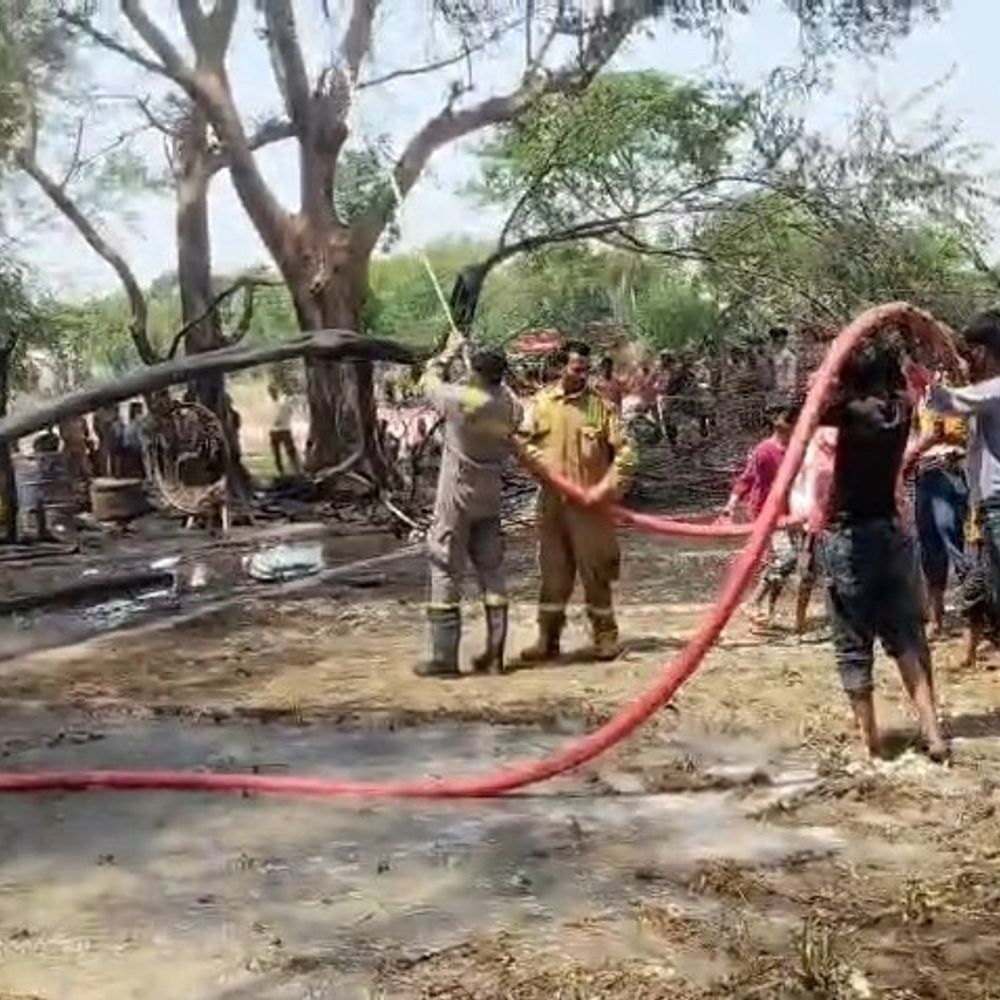 सीतापुर में तेज हवाओं से लगी भीषण आग:दो लाख की संपत्ति हुई नष्ट, तीन घर जलकर हुए खाक; ग्रामीणों ने आग बुझाई