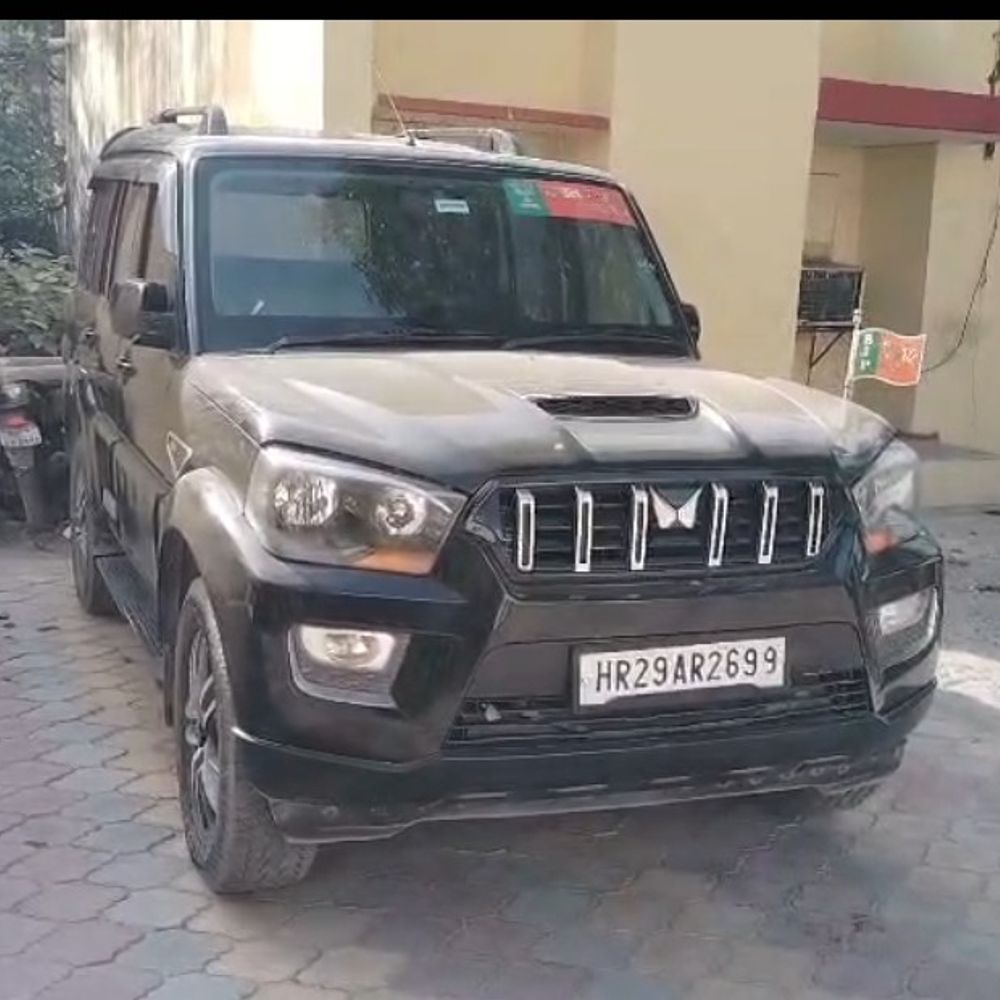 BJP झंडा लगी स्कॉर्पियो से अवैध हथियार बरामद:हरियाणा नंबर की गाड़ी मेरठ के शादी समारोह में खड़ी मिली, अज्ञात पर मुकदमा