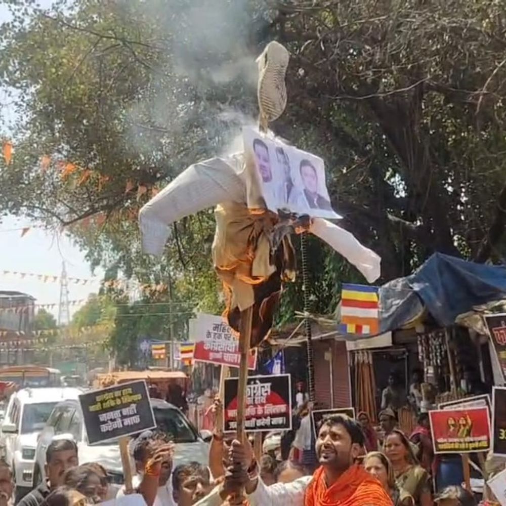 हमीरपुर में भाजपा ने विपक्ष का पुतला फूंका:नारी शक्ति वंदन अधिनियम बिल गिरने पर विरोध प्रदर्शन किया