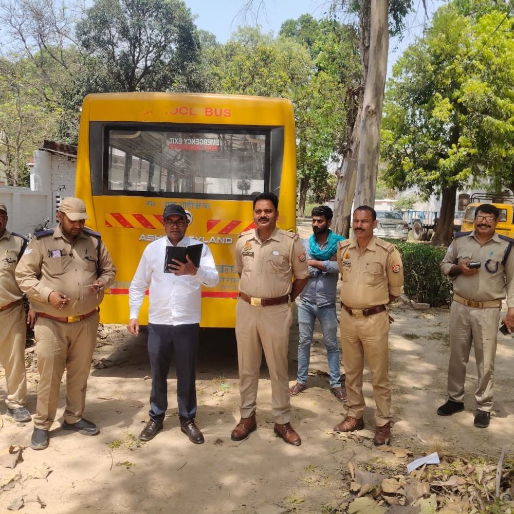 गोंडा में मानक विहीन 12 स्कूली वाहनों के खिलाफ कार्रवाई:चेकिंग अभियान में 3 वाहनों को किया सीज, 9 का चालान