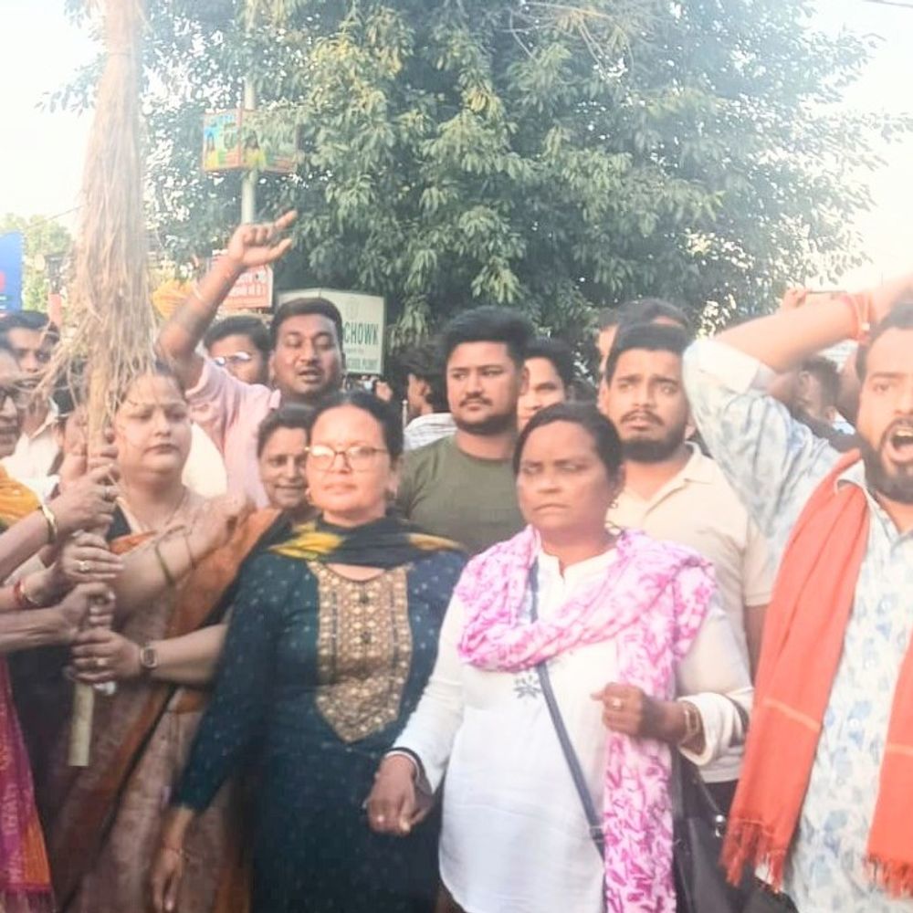 भाजपा ने विपक्ष का पुतला फूंका:पीलीभीत में कांग्रेस और सहयोगी दलों के विरोध पर प्रदर्शन किया