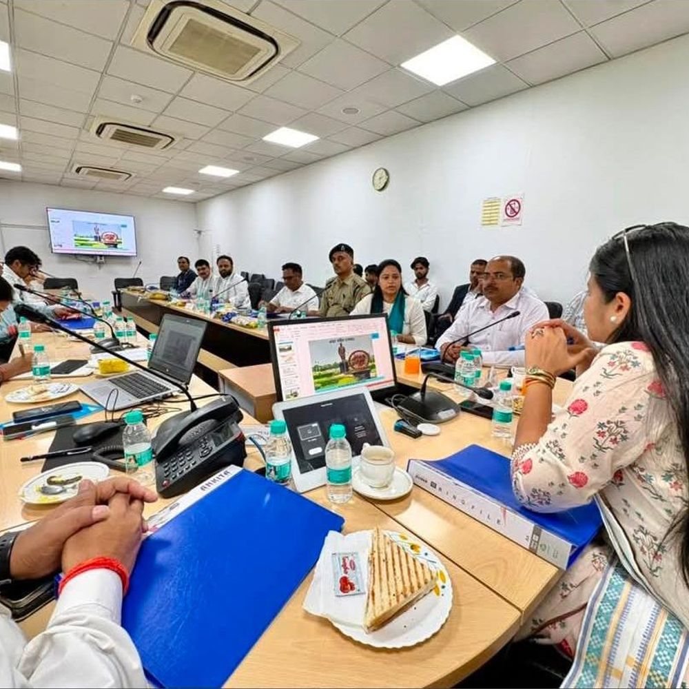 वाराणसी एयरपोर्ट पर विकास-कनेक्टिविटी को लेकर बैठक:सांसद प्रिया सरोज और अधिकारियों ने यात्री सुविधाओं पर चर्चा की