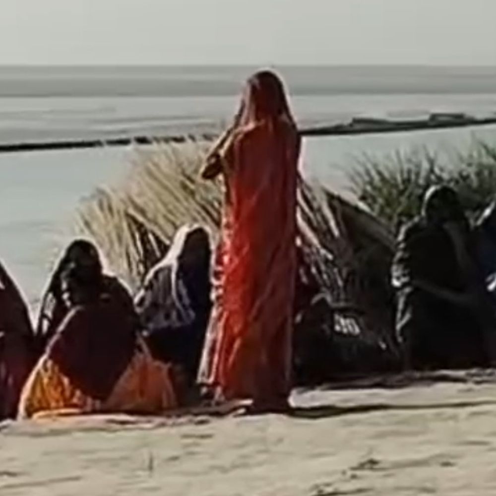 अंबेडकरनगर में सरयू में डूबा युवक:कम्हरिया घाट पर स्नान करते समय हादसा, SDRF तलाश में जुटी, अब तक सुराग नहीं