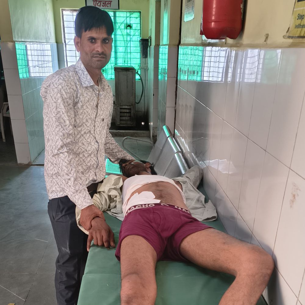 हमीरपुर में युवक को गोली लगी, पेट में घुसी:बाइक चलाते समय कमर में लगे अवैध तमंचे से हुआ फायर, जिला अस्पताल रेफर