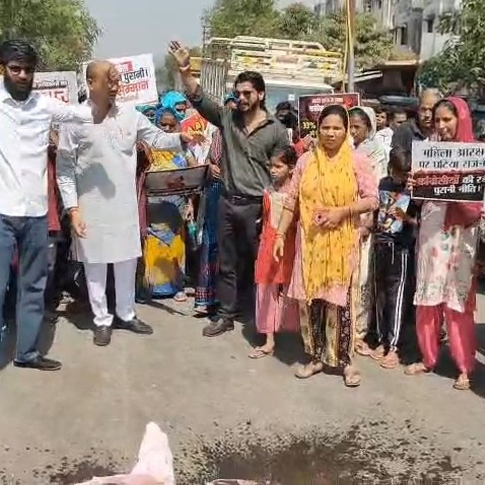 सीतापुर में महिलाओं ने राहुल-अखिलेश का पुतला जलाया:नारी शक्ति वंदन अधिनियम पर विपक्ष के विरोध के खिलाफ भाजयुमो का प्रदर्शन