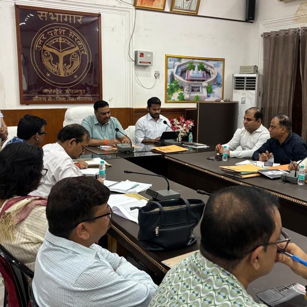 मिर्जापुर डीएम ने शत-प्रतिशत नामांकन का दिया अल्टीमेटम:लापरवाही पर वेतन रोकने की चेतावनी, 30 अप्रैल का समय