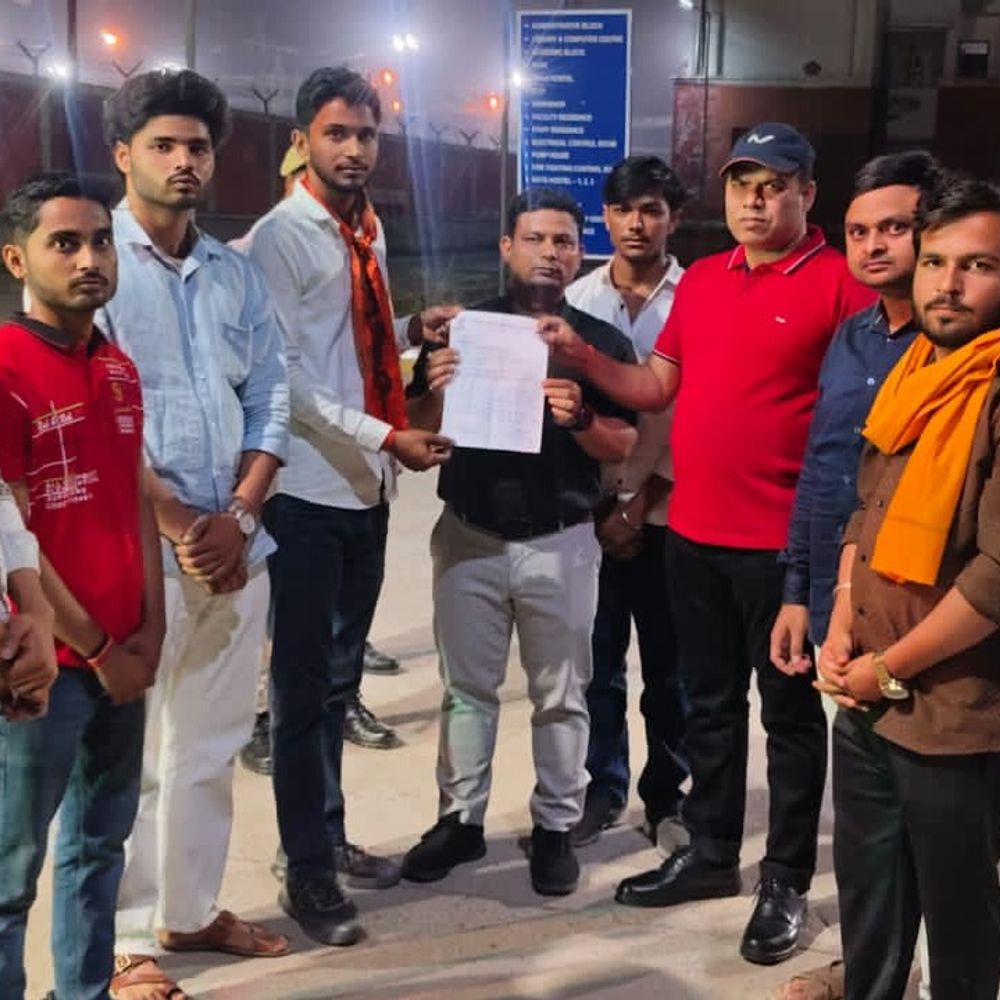 अखिल भारतीय विद्यार्थी परिषद ने छात्रों कीसमस्याओं पर किया प्रदर्शन:मैनपुरी में विवाद के बाद सदर एसडीएम को सौंपा ज्ञापन