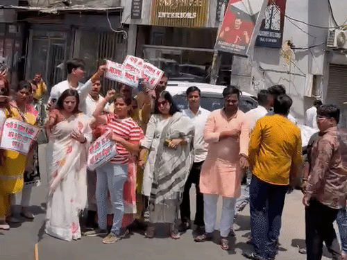 BJP युवा मोर्चा महिलाओं ने फूंका पुतला:  कानपुर में राहुल गांधी और अखिलेश यादव के खिलाफ जमकर की नारेबाजी, महिला आरक्षण बिल पास न होने का विरोध – Kanpur News