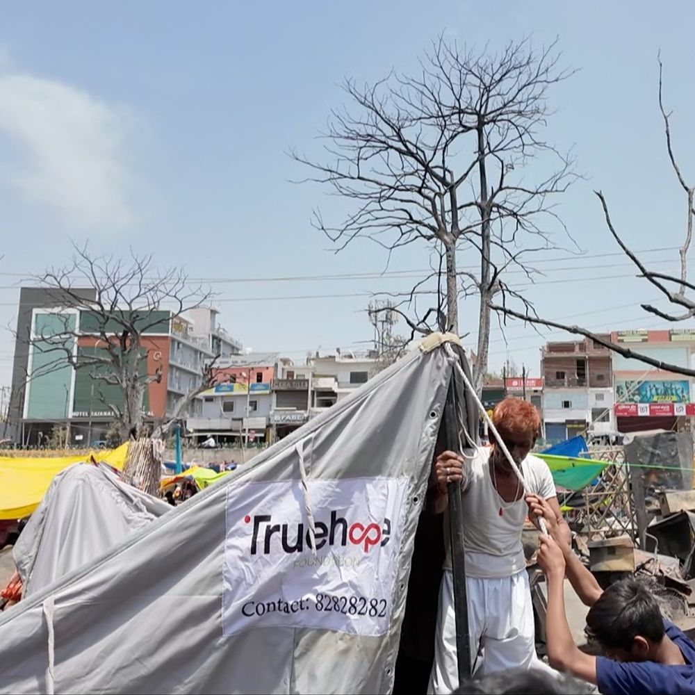 लखनऊ अग्निकांड की जगह पर एक सप्ताह से मदद जारी:राजस्थान से मदद करने टीम पहुंची, पीड़ितों को हीट-रेसिस्टेंट वॉटरप्रूफ शेल्टर टेंट बांटा