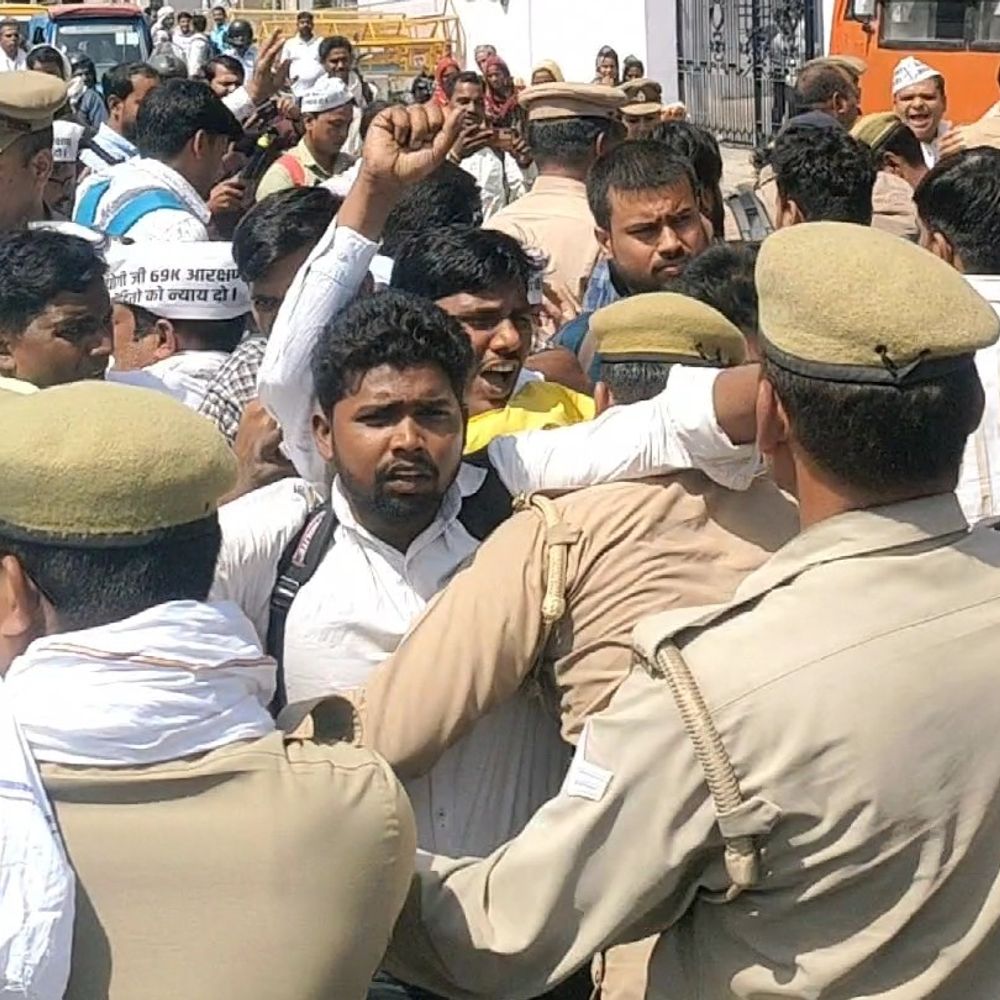 लखनऊ में 69000 शिक्षक भर्ती अभ्यर्थियों का प्रदर्शन:चारबाग में भीख मांग कर किया विरोध, विधान भवन घेरने पहुंचे पुलिस टांग कर ले गई