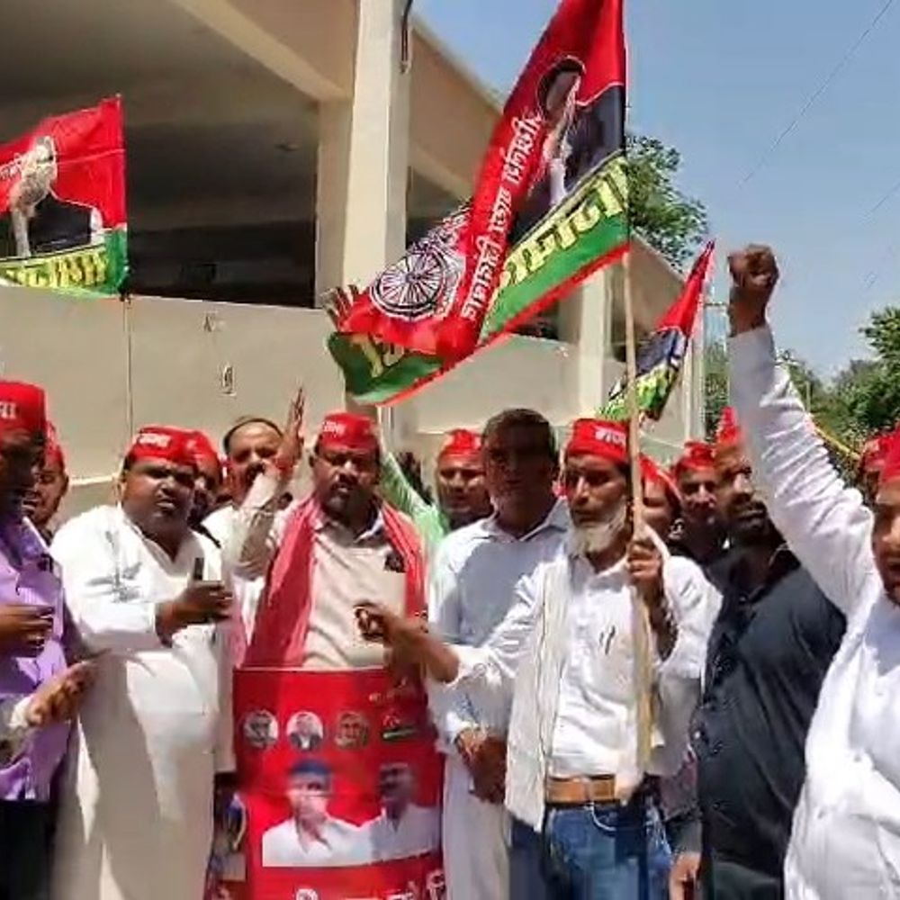 लखनऊ में सपा मजदूर सभा ने कलेक्ट्रेट घेरा:नोएडा मजदूरों पर हुई कार्रवाई पर जताई नाराजगी, 26000 प्रतिमाह वेतन देने की मांग