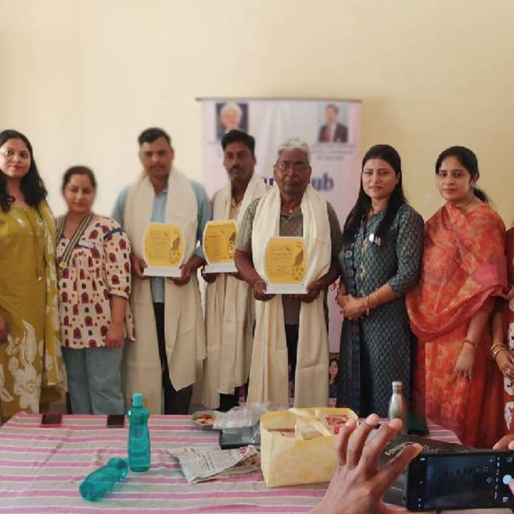 गोरखपुर में टेराकोटा के शिल्पकारों का सम्मान:रोटरी यूफोरिया ने राष्ट्रपति पुरस्कार विजेता गुलाब चंद को नवाजा, स्मृति चिन्ह भेंट की