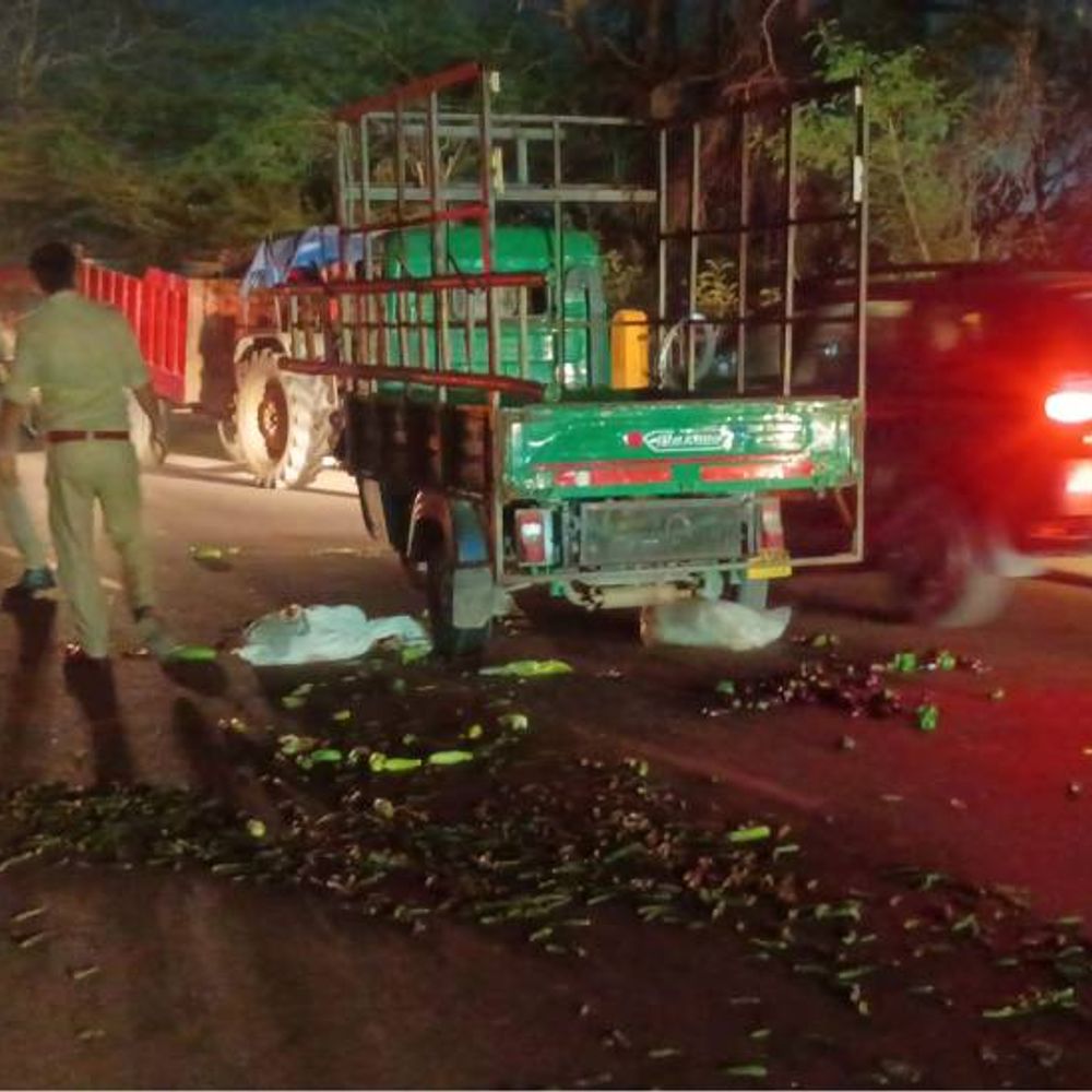 लोडर की टक्कर से बच्ची की मौत, मां घायल:कानपुर में सब्जी का ठेला लेकर लौट रही थी, गोविंदपुरी पुल पर हुआ एक्सीडेंट