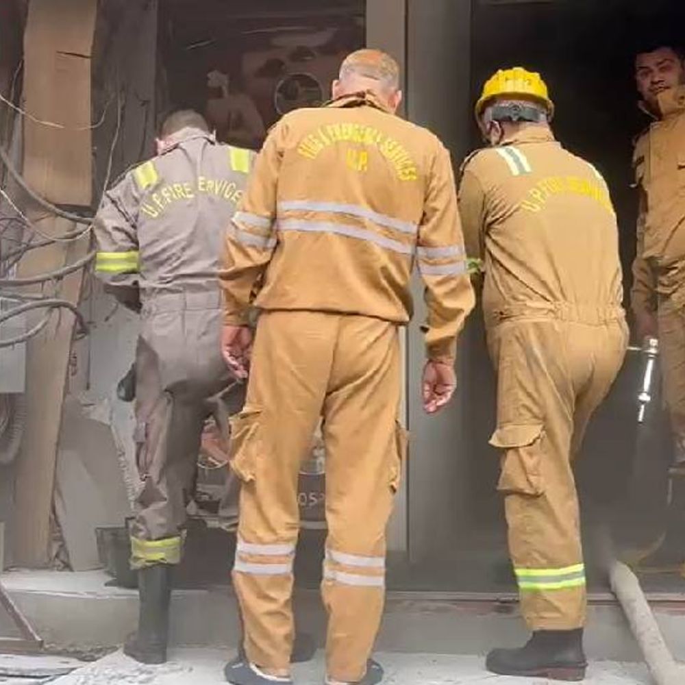 नोएडा के सेक्टर-18 में लगी आग:बेसमेंट होने की वजह से ऑक्सीजन सिलेंडर लेकर पहुंचे दमकल कर्मी, आग पर पाया काबू