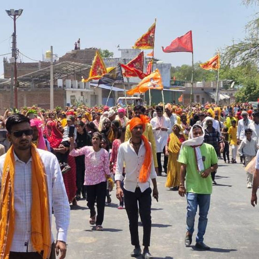 झांसी में निकाली गई भव्य कलश यात्रा:महिलाओं पर पुष्पवर्षा हुई, घोड़े नाचे; डीजे पर थिरके युवा