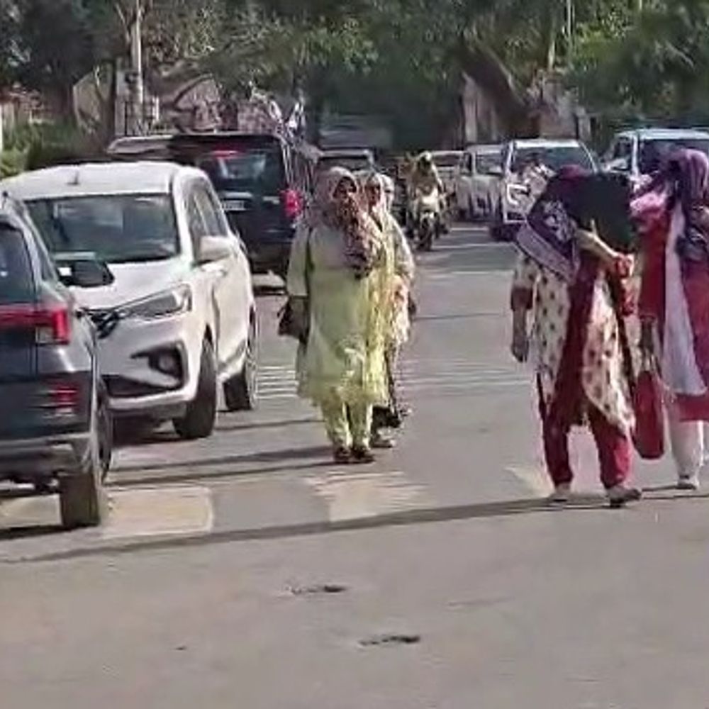 आजमगढ़ में 42 डिग्री पहुंच तापमान:सड़कों पर पसरा सन्नाटा, मुंह ढककर सड़कों पर चलने को मजबूर युवतियां