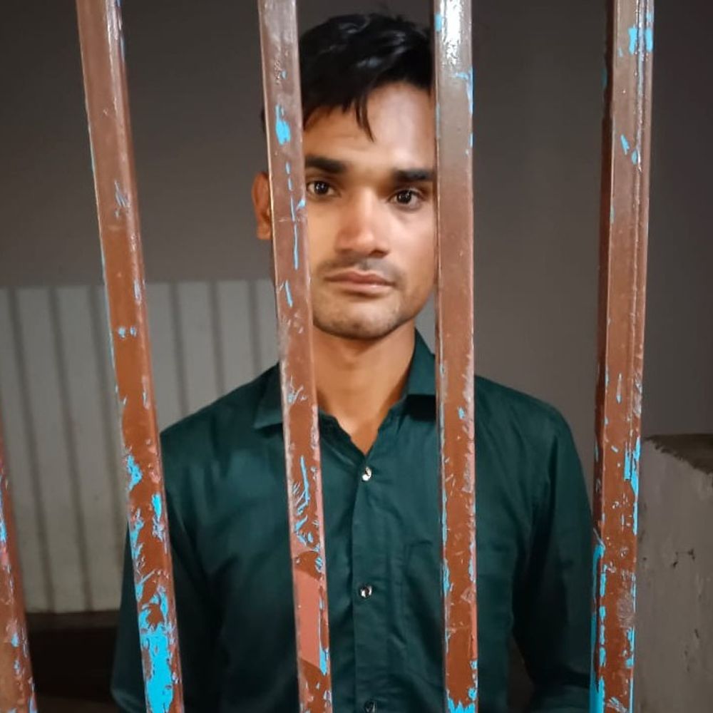 महिलाओं पर अभद्र टिप्पणी करने वाला पुलिस के सामने गिड़गिड़ाया:महिलाओं के सम्मान से खिलवाड़ और फर्जी पुलिसिया रौब पड़ा भारी, हसन खां गिरफ्तार