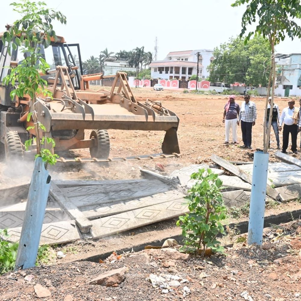अवैध प्लाटिंग पर निगम की कार्रवाई:  वैशाली नगर में बाउंड्रीवाल तोड़ी, मुरूम डालकर प्लॉट काटे जा रहे थे, निर्माण में इस्तेमाल हो रही सामग्री जब्त – durg-bhilai News