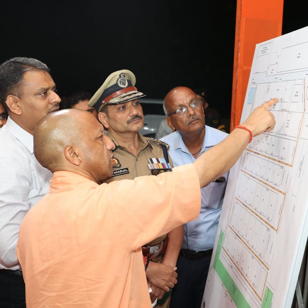 वाराणसी में योगी ने आधी रात तक परखी तैयारी:15 तस्वीरों में देखिए PM विजिट के हर प्वाइंट पर CM, मोदी का रूट भी देखा