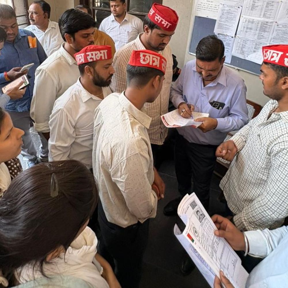 एमएससी रिजल्ट में गड़बड़ी पर भड़के छात्र:विवि में ताला जड़ा; रजिस्ट्रार-परीक्षा नियंत्रक कार्यालय किया बंद