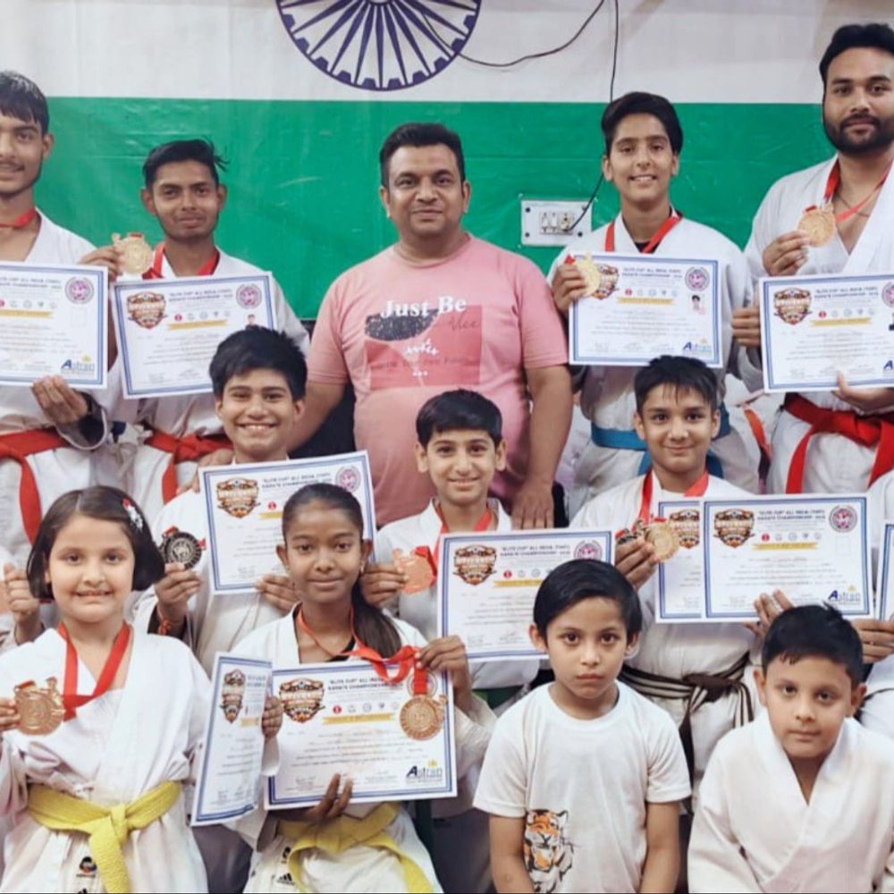 कराटे एलिट कप में मेरठ के खिलाड़ियों का शानदार प्रदर्शन:रॉयल चैंपियंस कराटे एकेडमी ने जीते 9 गोल्ड समेत 12 पदक