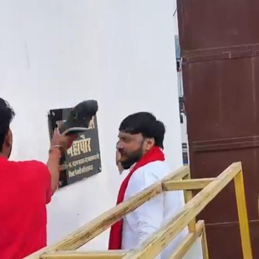 मेरठ के सपा नेता ने लखनऊ महापौर का किया विरोध:मेयर के घर के बाहर लगी नेमप्लेट पर बरसाई चप्पल, पूर्व सीएम की दिवंगत मां पर की थी विवादित टिप्पणी