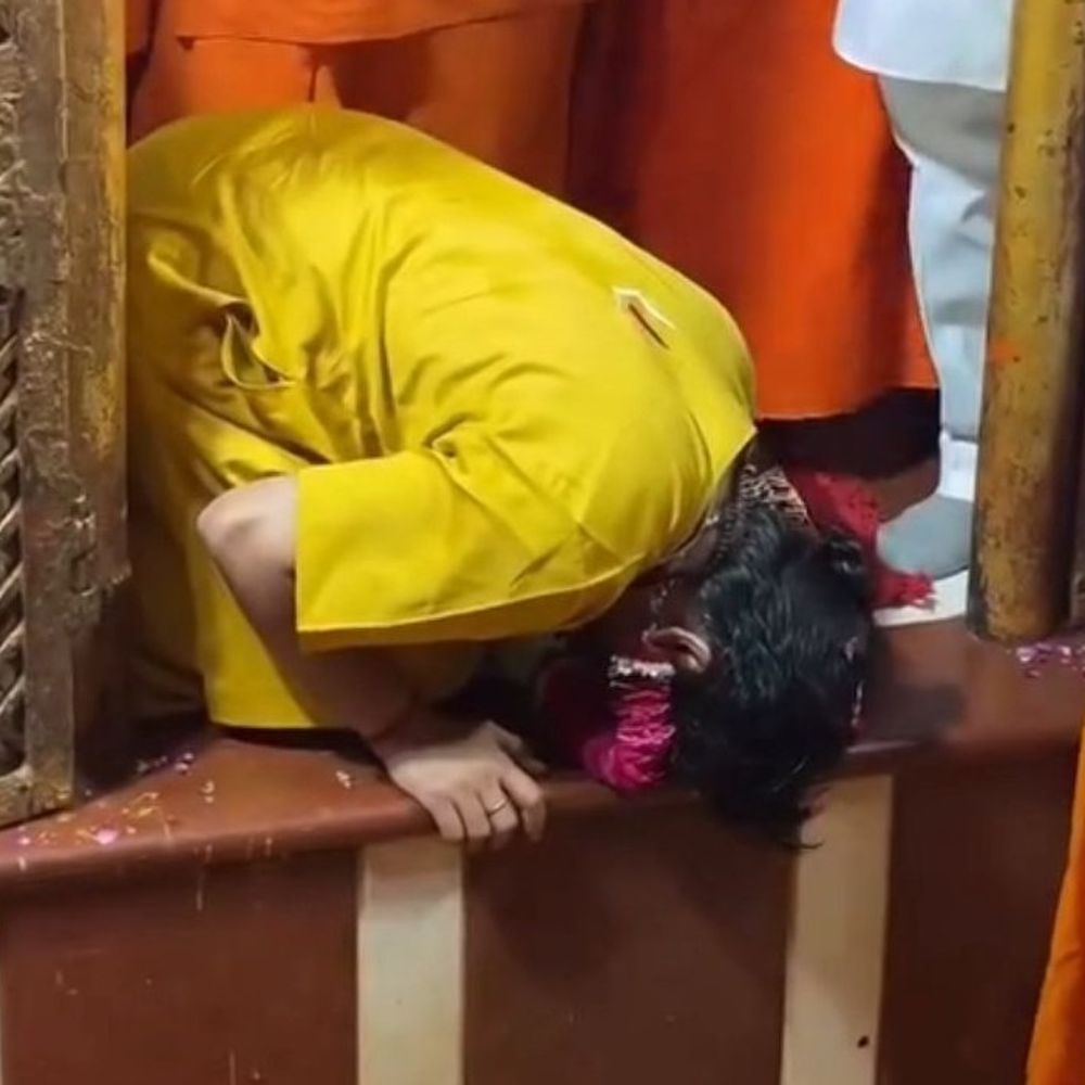 प्रयागराज में बागेश्वर बाबा ने किया गंगा स्नान:श्री बड़े हनुमान मंदिर में टेका माथा, दर्शन के दौरान भावुक हुए